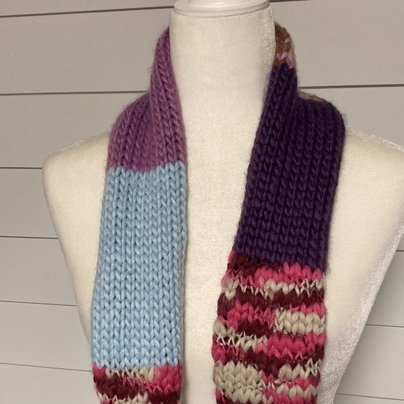 Bloomingdale’s Knit Scarf w/Pom Poms BNWT - Picture 4 of 10